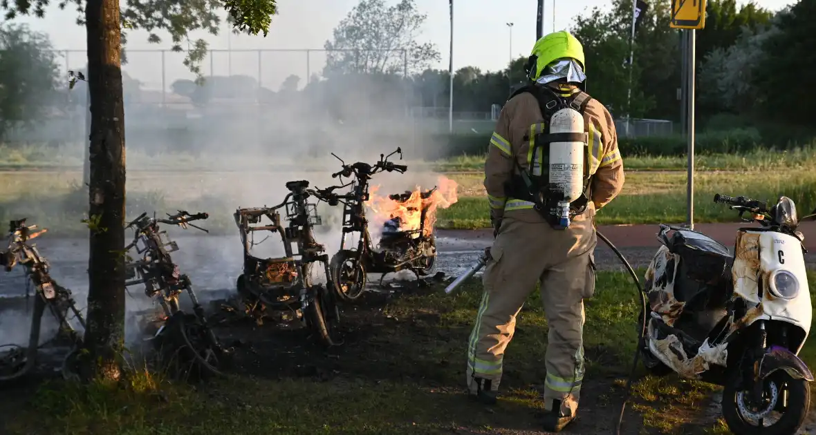 Vier deelscooters volledig uitgebrand - Foto 7