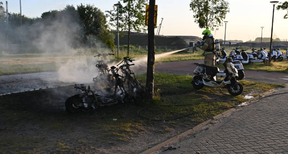 Vier deelscooters volledig uitgebrand - Afbeelding 8