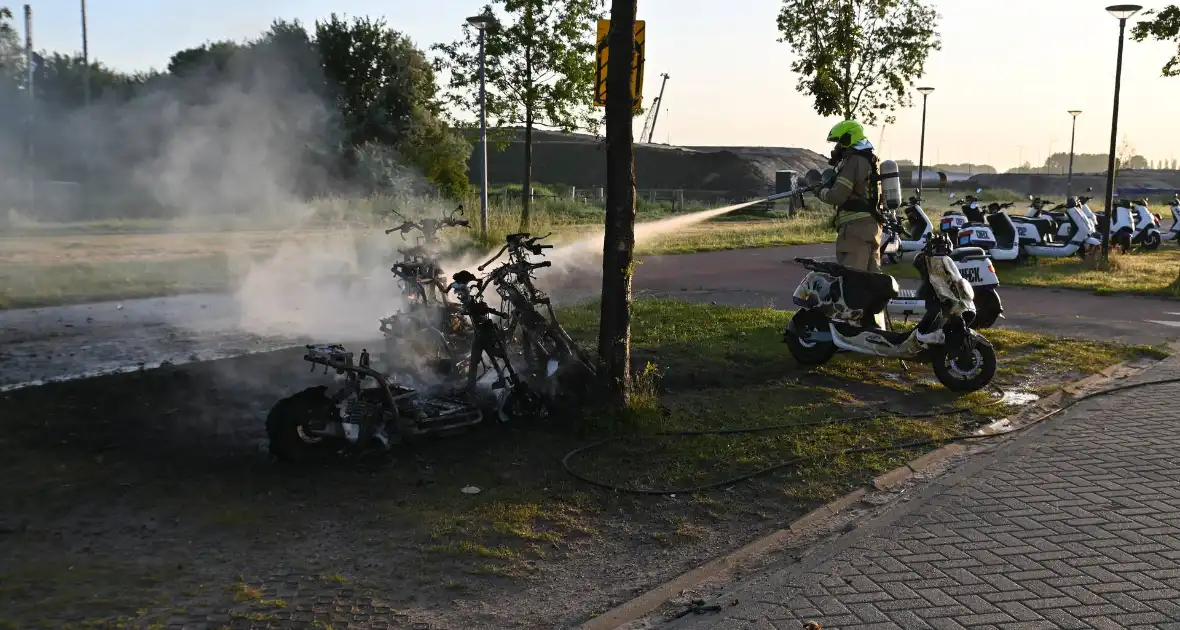 Vier deelscooters volledig uitgebrand - Foto 8