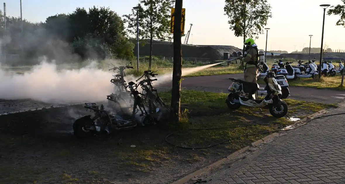Vier deelscooters volledig uitgebrand - Foto 9