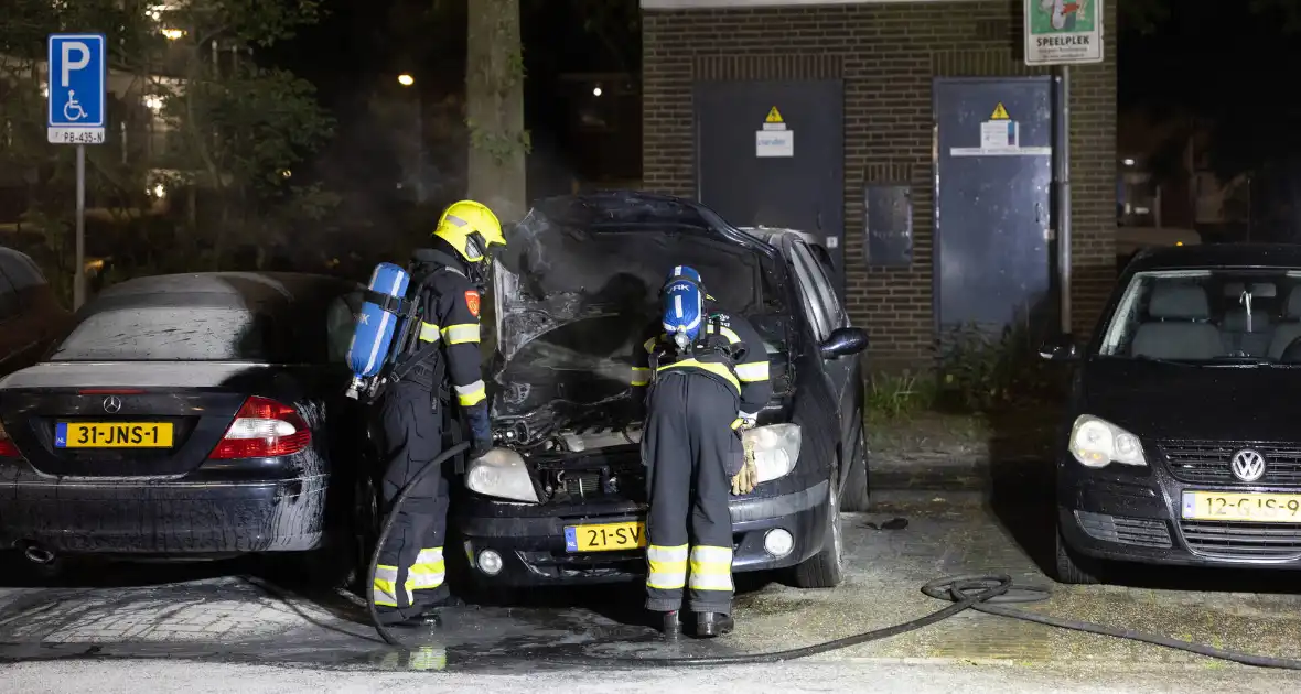Brandstichting in geparkeerde auto - Foto 1