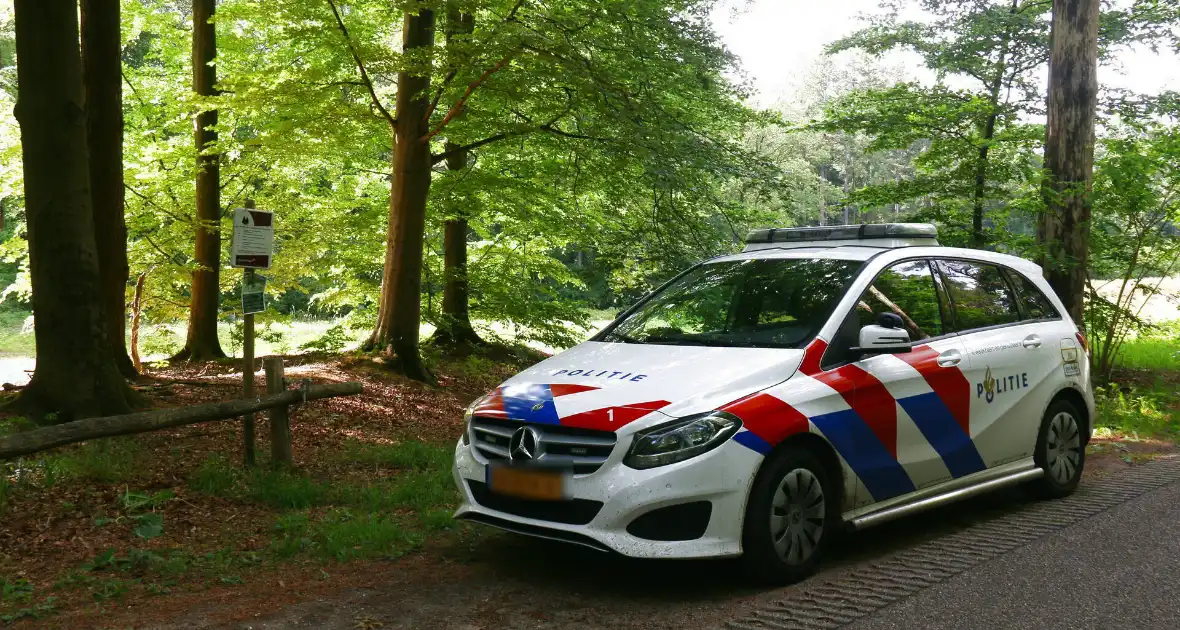 Onderzoek naar uitgebrande scooter in bosgebied