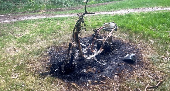 Onderzoek naar uitgebrande scooter in bosgebied - Afbeelding 1