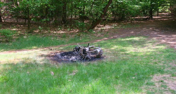 Onderzoek naar uitgebrande scooter in bosgebied - Afbeelding 10