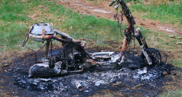 Onderzoek naar uitgebrande scooter in bosgebied - Afbeelding 11