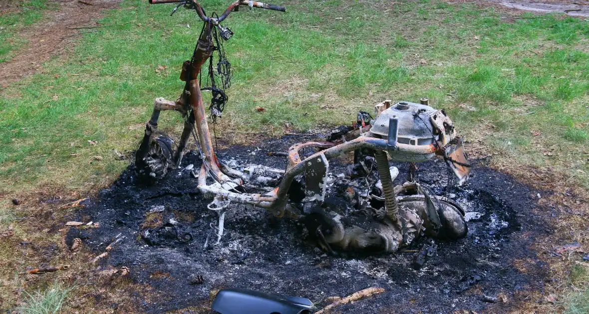 Onderzoek naar uitgebrande scooter in bosgebied - Foto 12