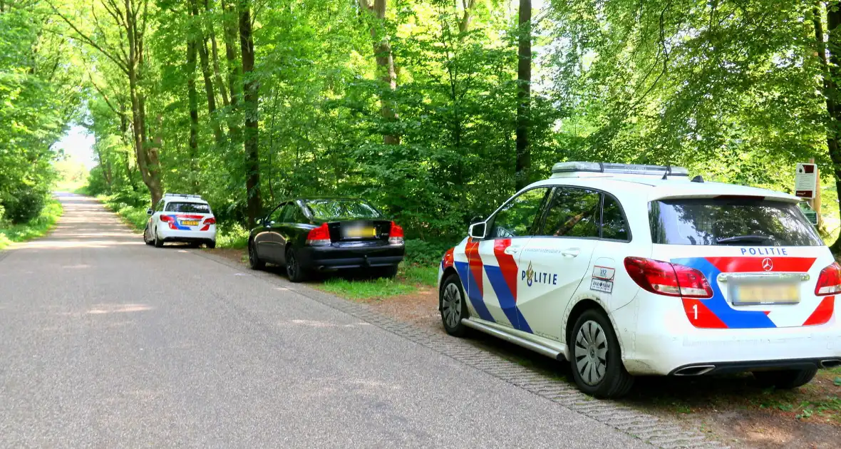 Onderzoek naar uitgebrande scooter in bosgebied - Foto 2