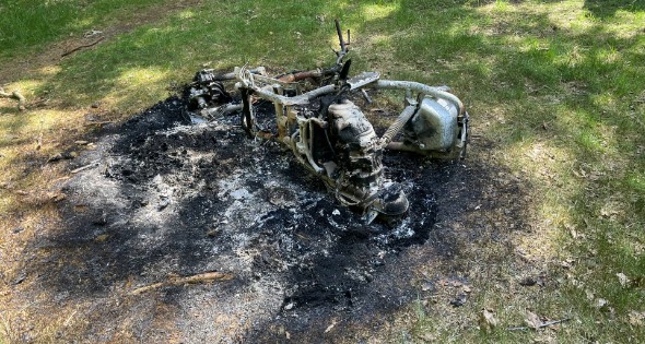 Onderzoek naar uitgebrande scooter in bosgebied - Afbeelding 4