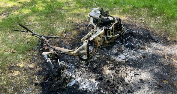 Onderzoek naar uitgebrande scooter in bosgebied - Afbeelding 5