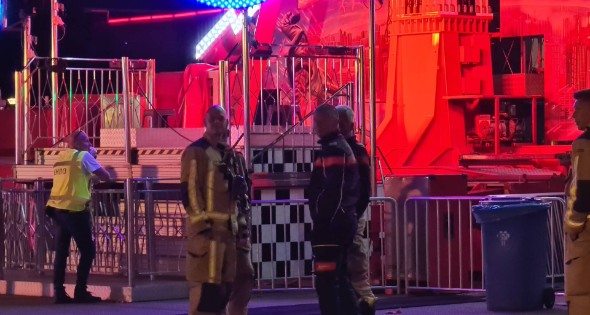 Personen vast in kermis-attractie op hoogte