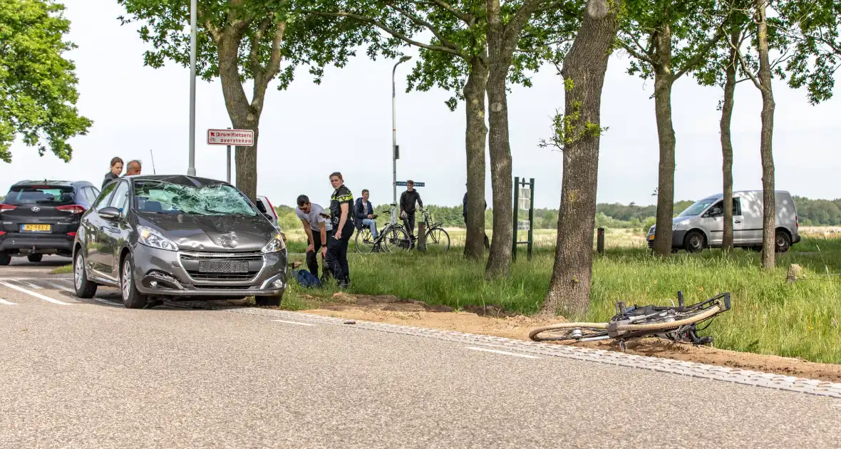 Overstekende fietsster ernstig gewond bij aanrijding met auto