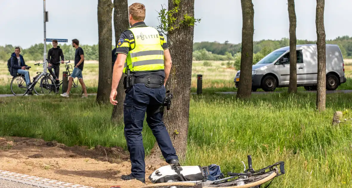 Overstekende fietsster ernstig gewond bij aanrijding met auto - Foto 2