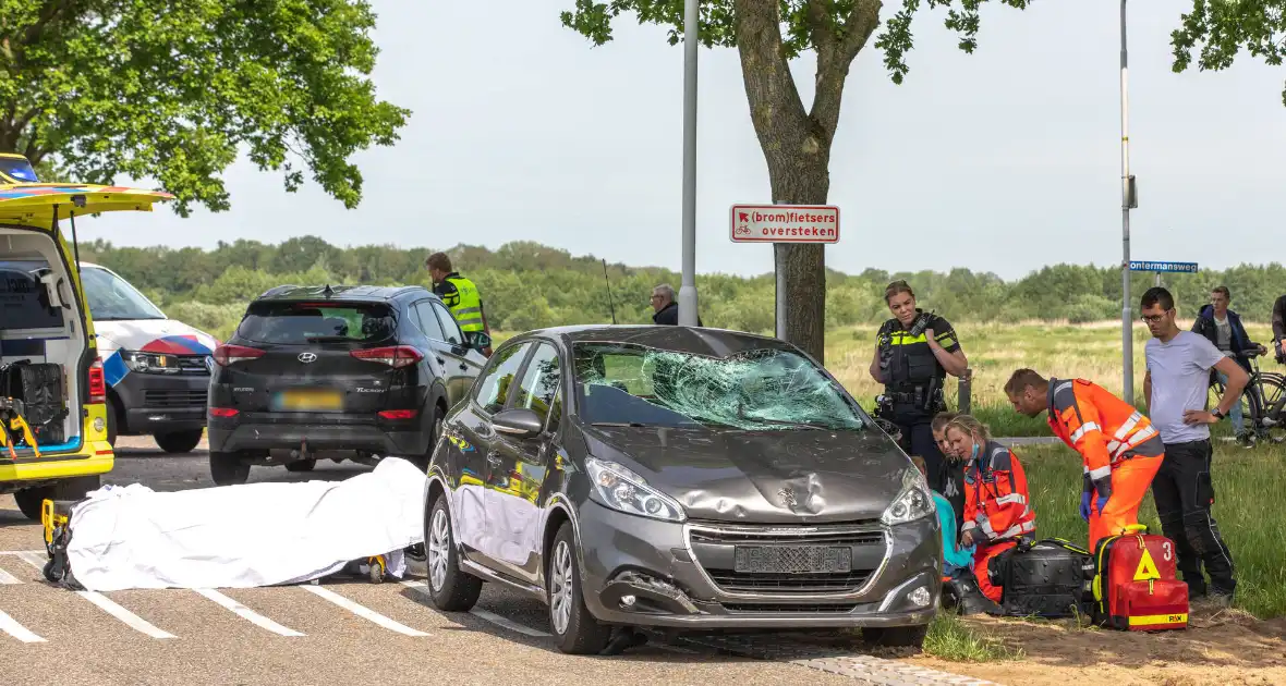 Overstekende fietsster ernstig gewond bij aanrijding met auto - Foto 3