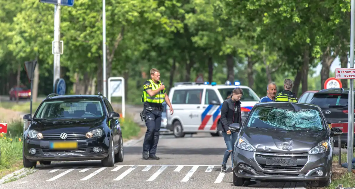 Overstekende fietsster ernstig gewond bij aanrijding met auto - Foto 4