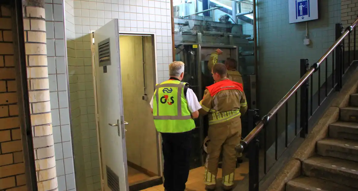 Wederom personen vast in lift NS-station - Foto 9