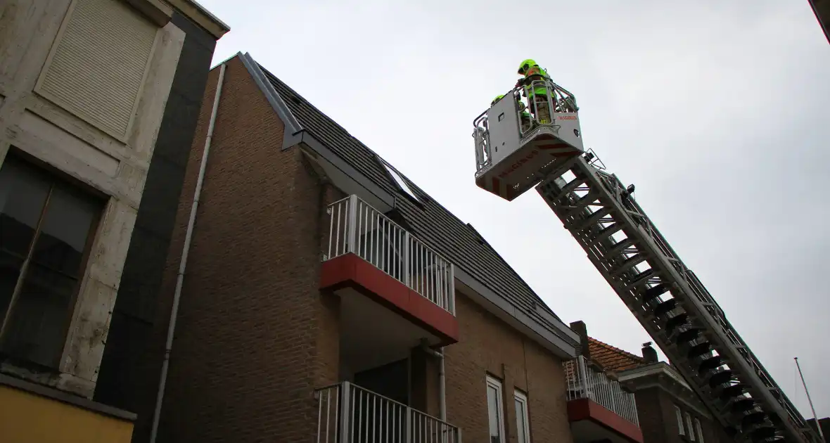 Gevaarlijke situatie in winkelstraat na losgeraakte dakpannen