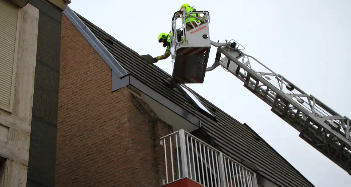 Gevaarlijke situatie in winkelstraat na losgeraakte dakpannen - Foto 1