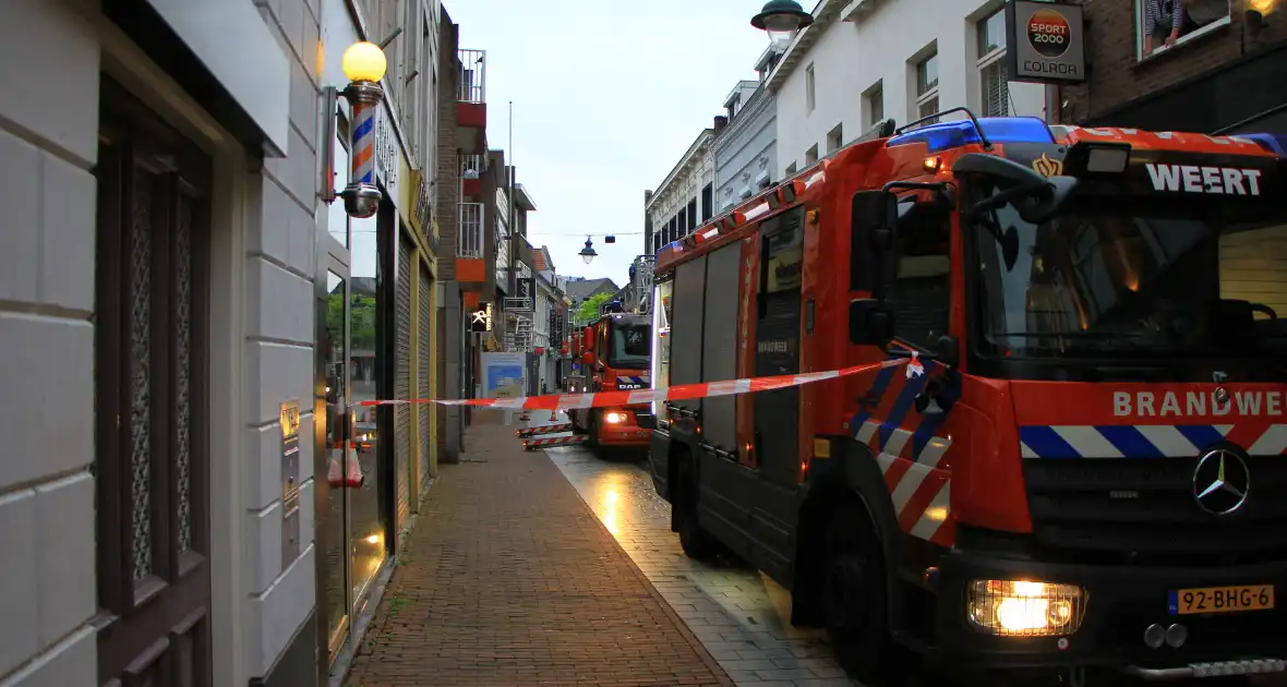 Gevaarlijke situatie in winkelstraat na losgeraakte dakpannen - Foto 2