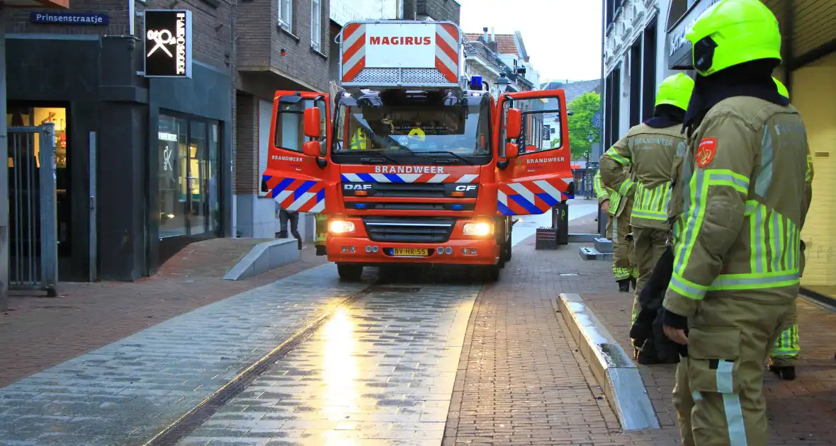 Gevaarlijke situatie in winkelstraat na losgeraakte dakpannen - Foto 4