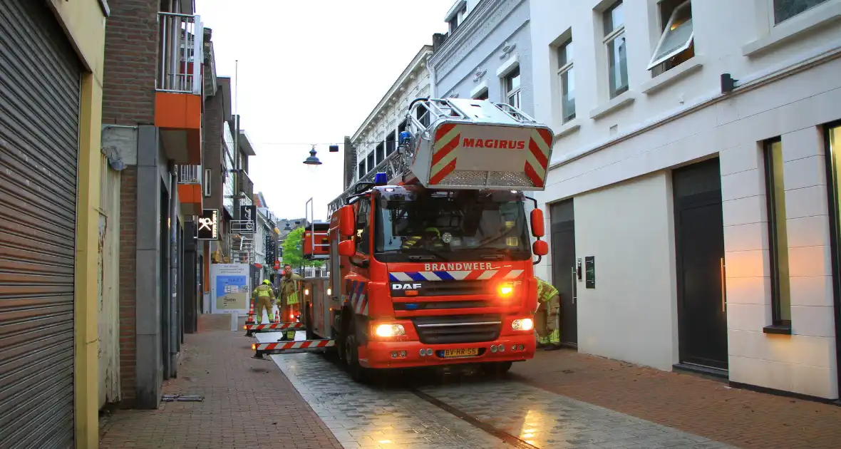 Gevaarlijke situatie in winkelstraat na losgeraakte dakpannen - Foto 6