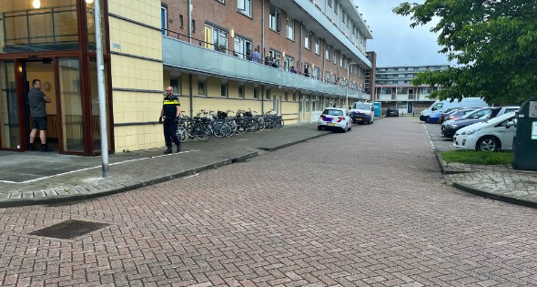 Politie beukt deur in van flatwoning