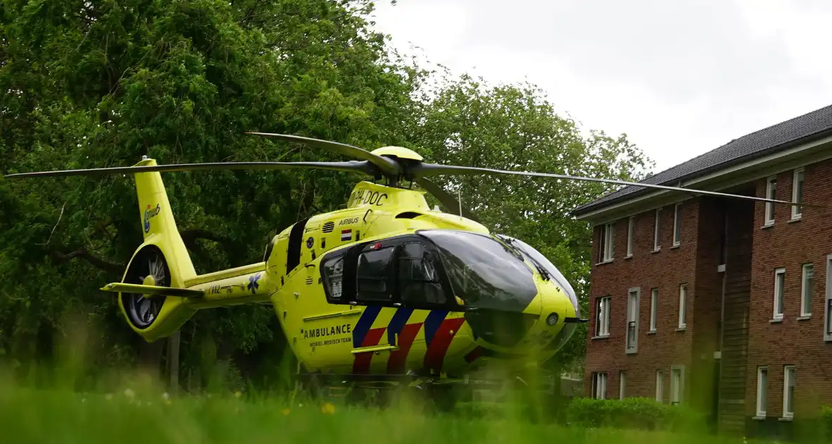 Traumahelikopter landt in bloemenbuurt op grasveld - Foto 2