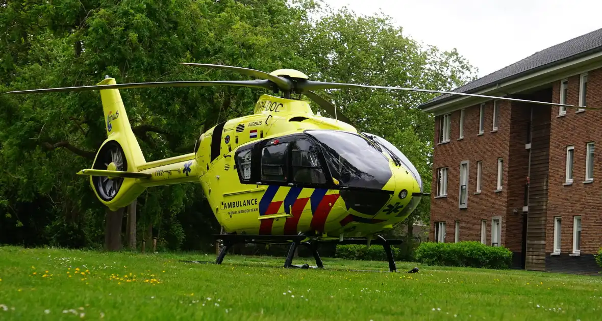 Traumahelikopter landt in bloemenbuurt op grasveld - Foto 3