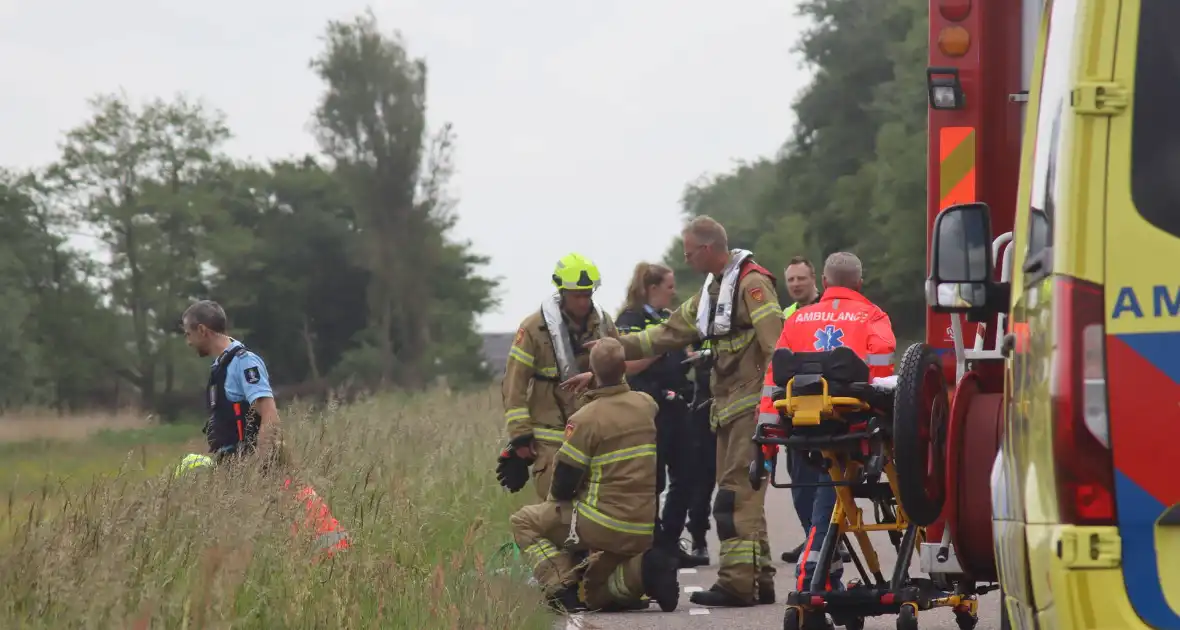 Auto met twee inzittenden belandt in het water