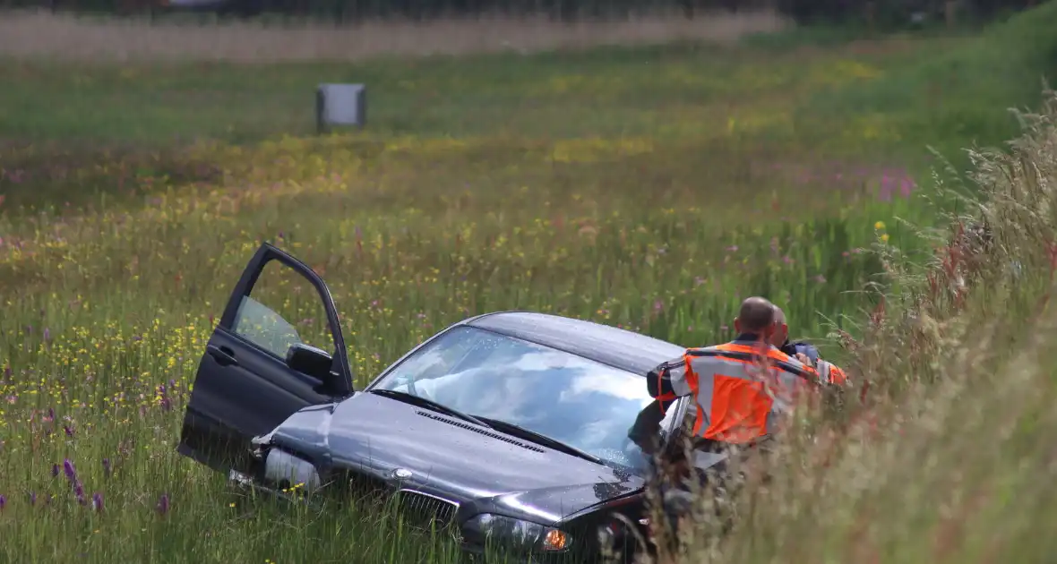 Auto met twee inzittenden belandt in het water - Foto 1