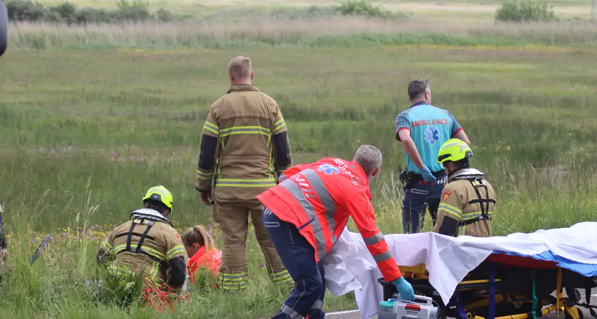 Auto met twee inzittenden belandt in het water - Foto 2