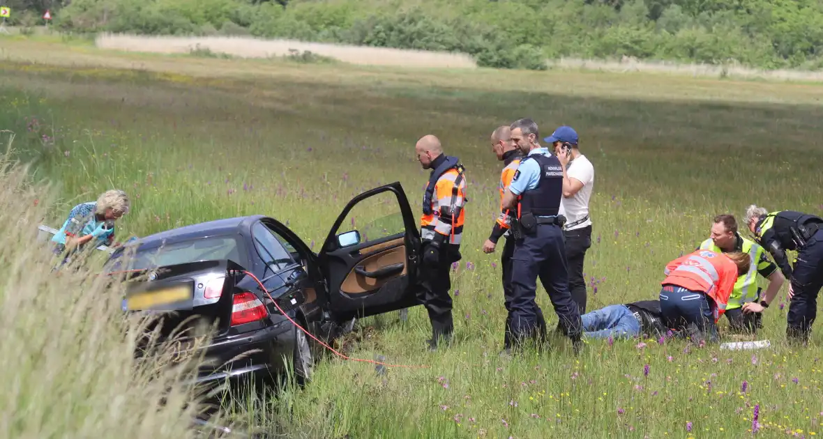 Auto met twee inzittenden belandt in het water - Foto 3