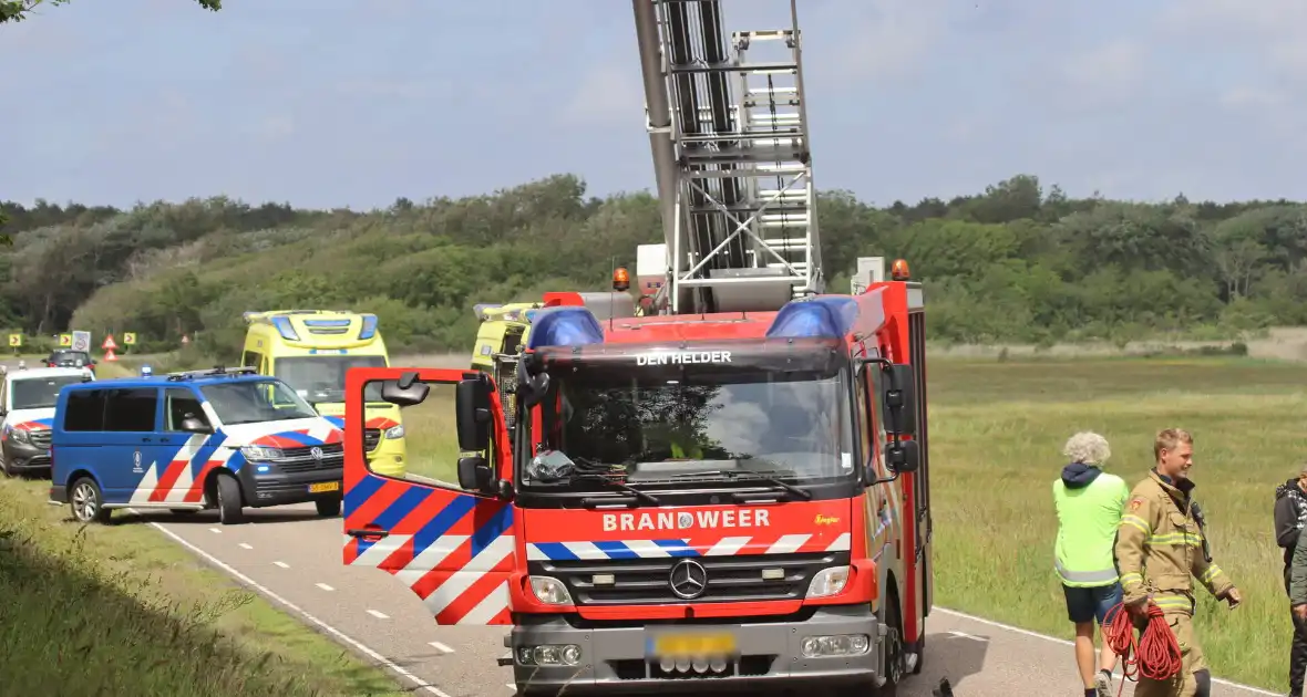 Auto met twee inzittenden belandt in het water - Foto 4