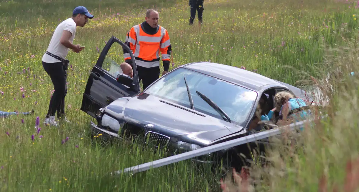 Auto met twee inzittenden belandt in het water - Foto 5