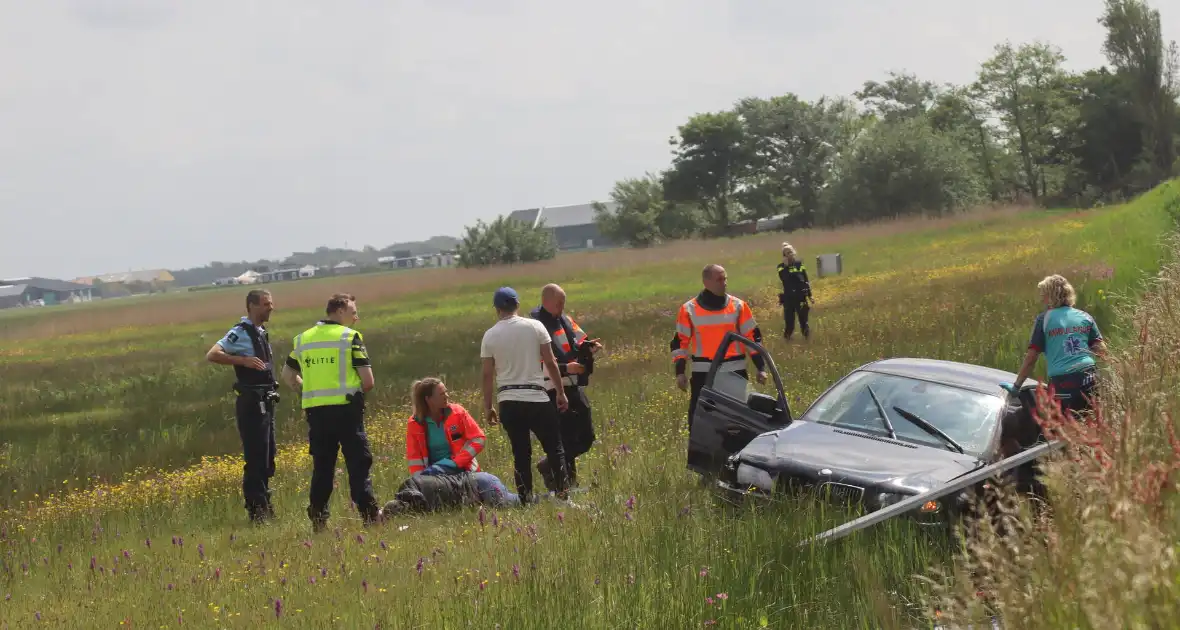 Auto met twee inzittenden belandt in het water - Foto 6