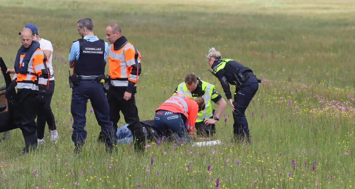 Auto met twee inzittenden belandt in het water - Foto 7