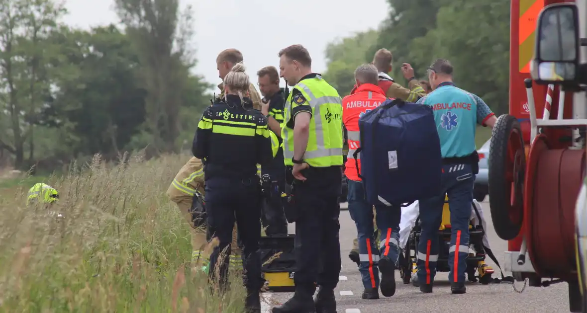 Auto met twee inzittenden belandt in het water - Foto 8