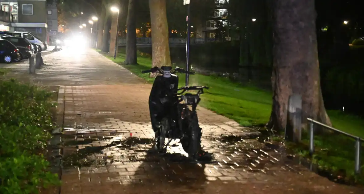 Felyx deelscooter uitgebrand op fietspad - Foto 5