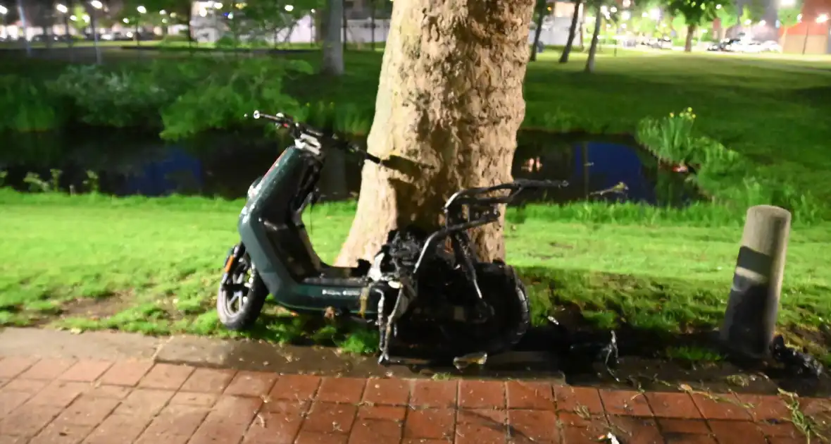 Felyx deelscooter uitgebrand op fietspad - Foto 7