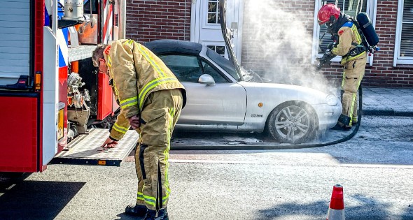 Mazda cabrio vliegt in brand tijdens het rijden - Afbeelding 1