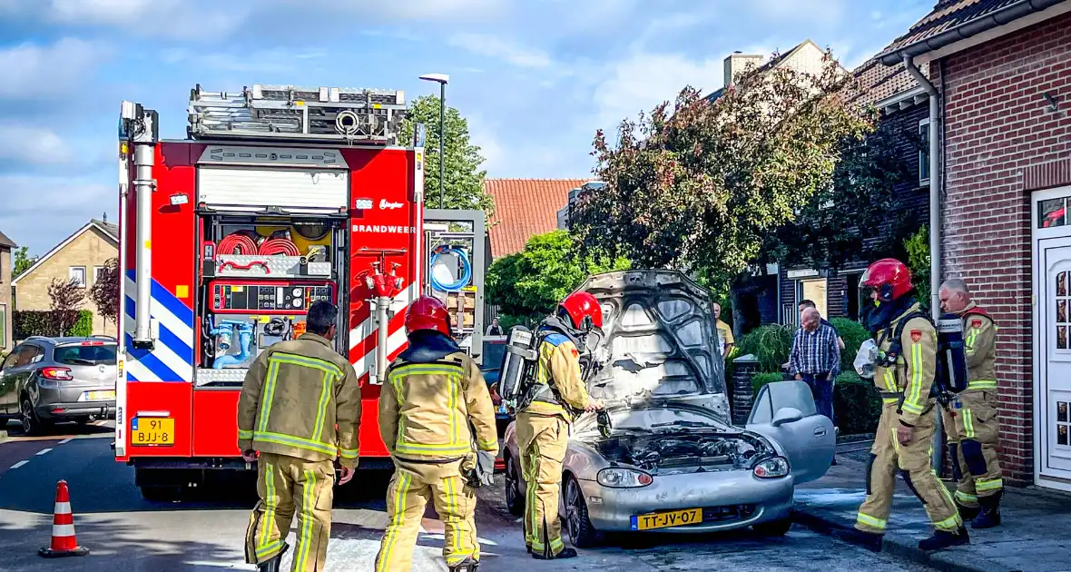Mazda cabrio vliegt in brand tijdens het rijden - Foto 2