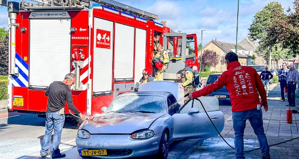 Mazda cabrio vliegt in brand tijdens het rijden