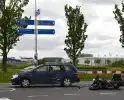 Motorrijder knalt in flank van auto