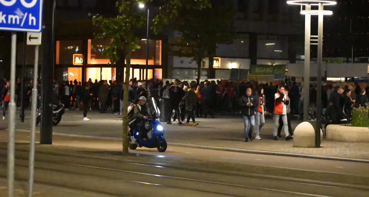 Veel politie op de been na verloren wedstrijd van Feyenoord - Foto 10