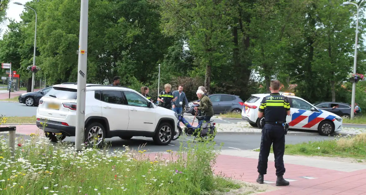 Scooterrijder gewond bij aanrijding op rotonde - Foto 3