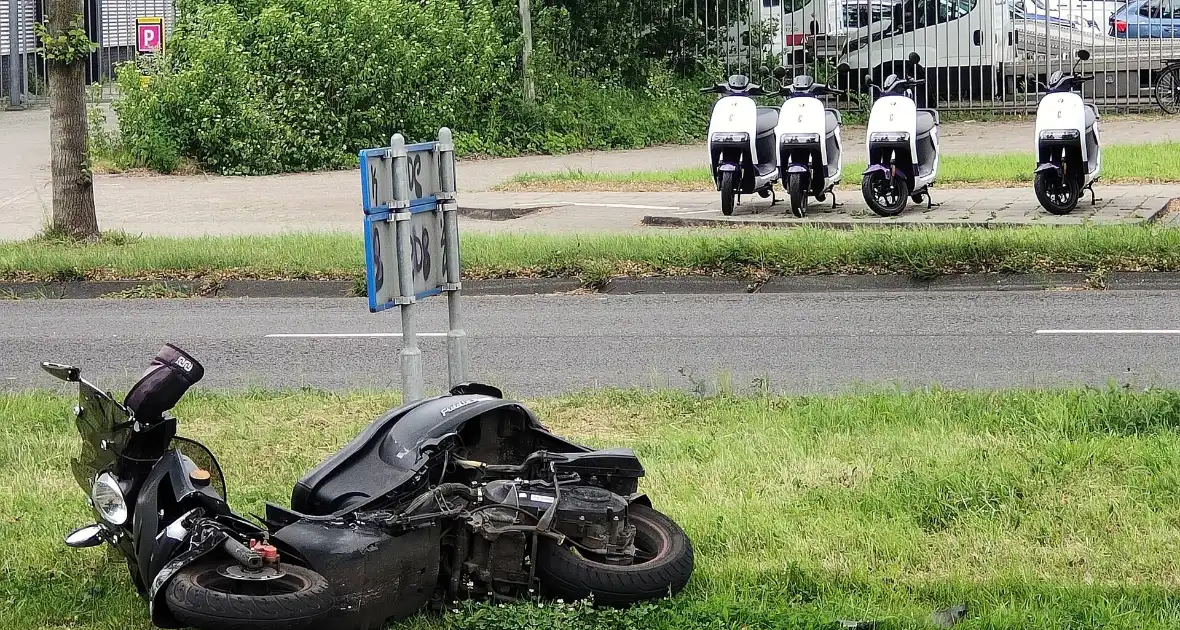 Scooterrijder botst op personenauto