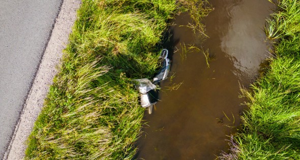 Beschonken brommerrijder belandt in sloot