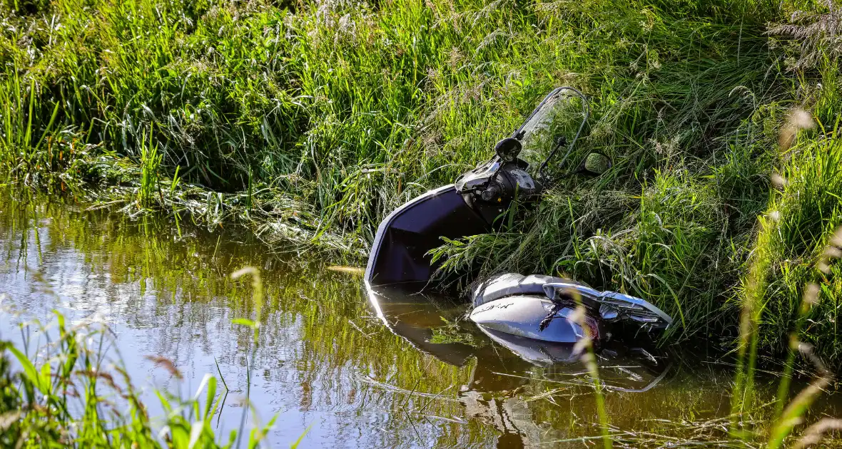 Beschonken brommerrijder belandt in sloot - Foto 11