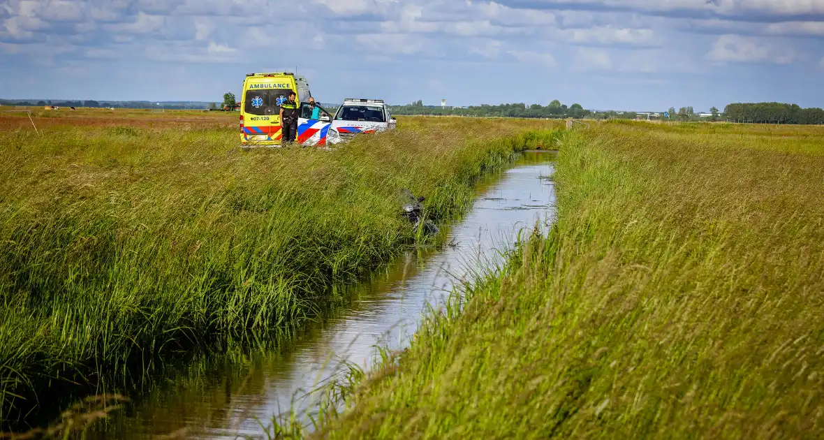 Beschonken brommerrijder belandt in sloot - Foto 13