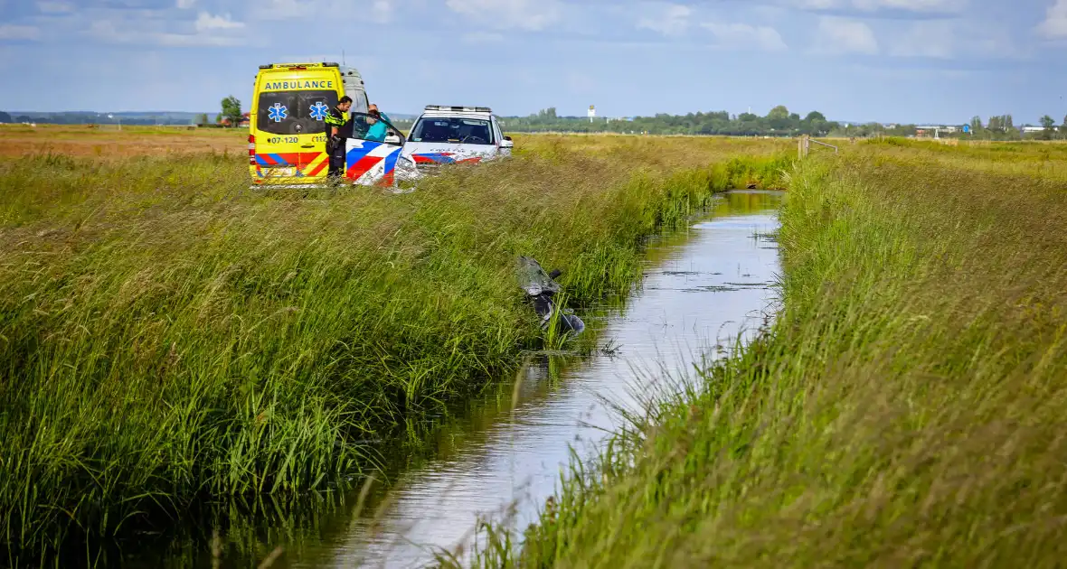 Beschonken brommerrijder belandt in sloot - Foto 2