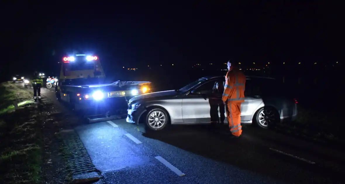 Auto rijdt van dijk af en veroorzaakt enorme file - Foto 2